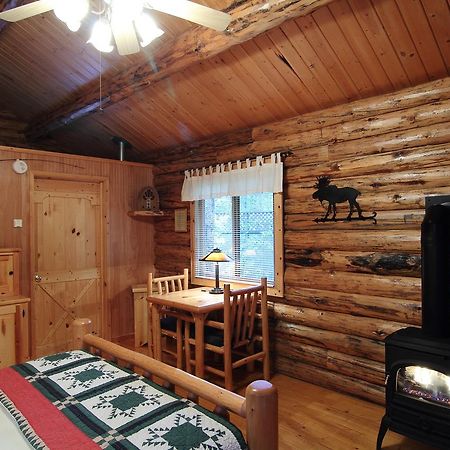 Silverwolf Log Chalets Coram Eksteriør billede