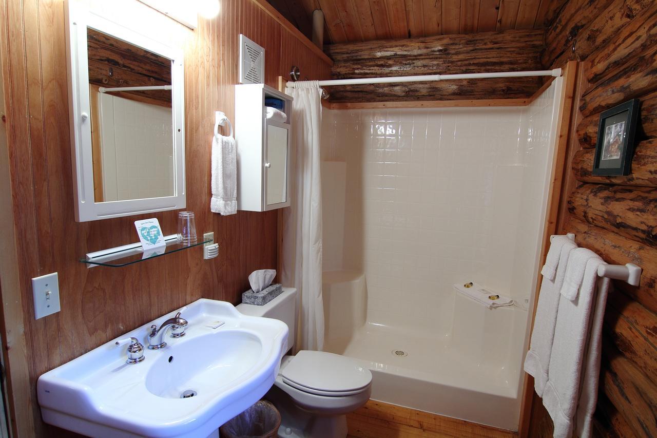 Silverwolf Log Chalets Coram Eksteriør billede