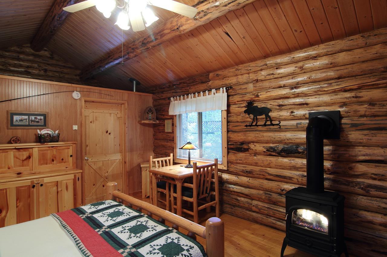 Silverwolf Log Chalets Coram Eksteriør billede
