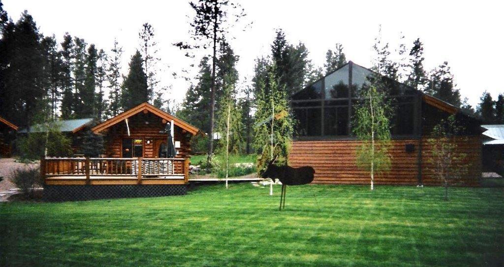 Silverwolf Log Chalets Coram Eksteriør billede