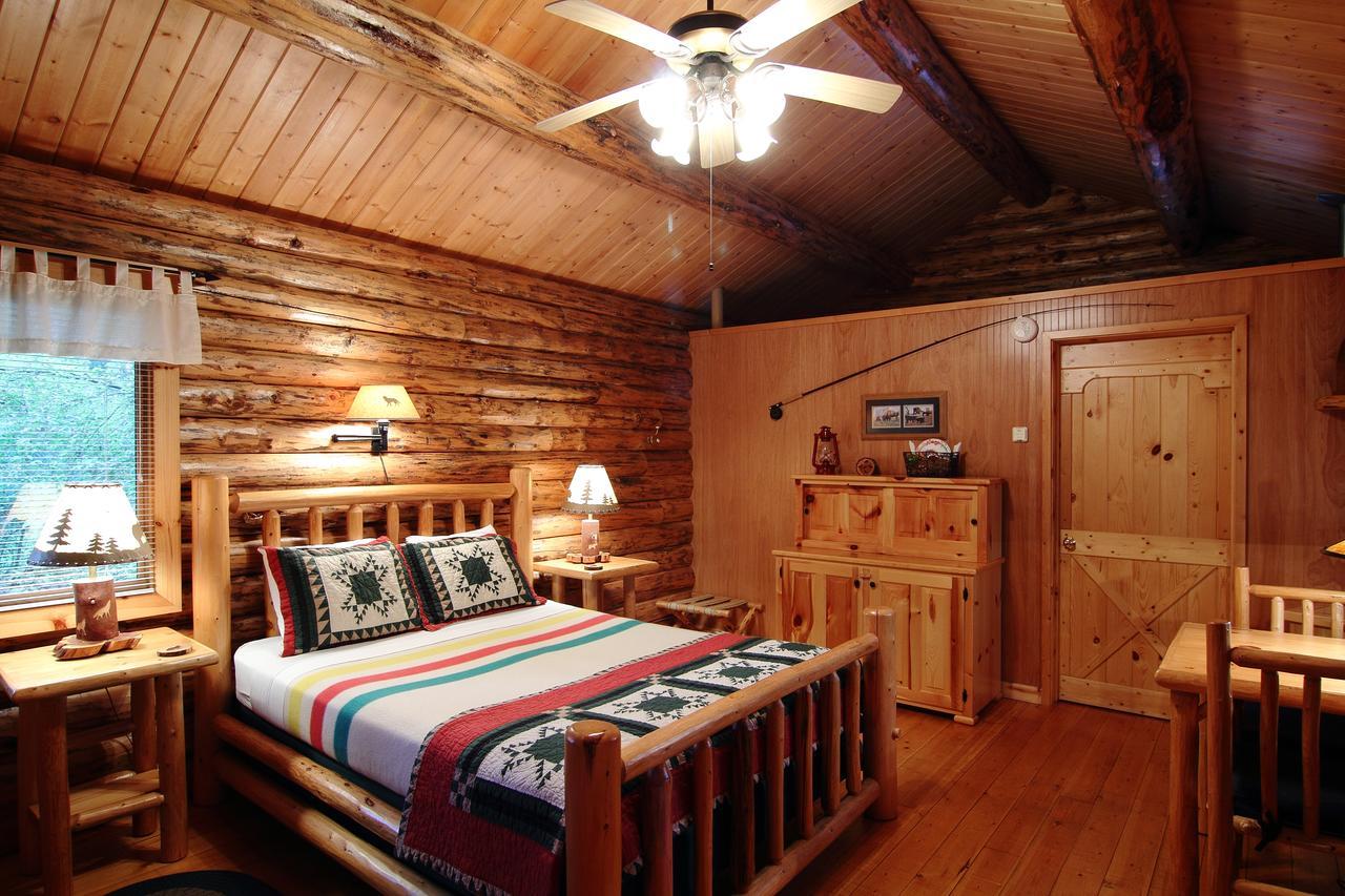 Silverwolf Log Chalets Coram Eksteriør billede